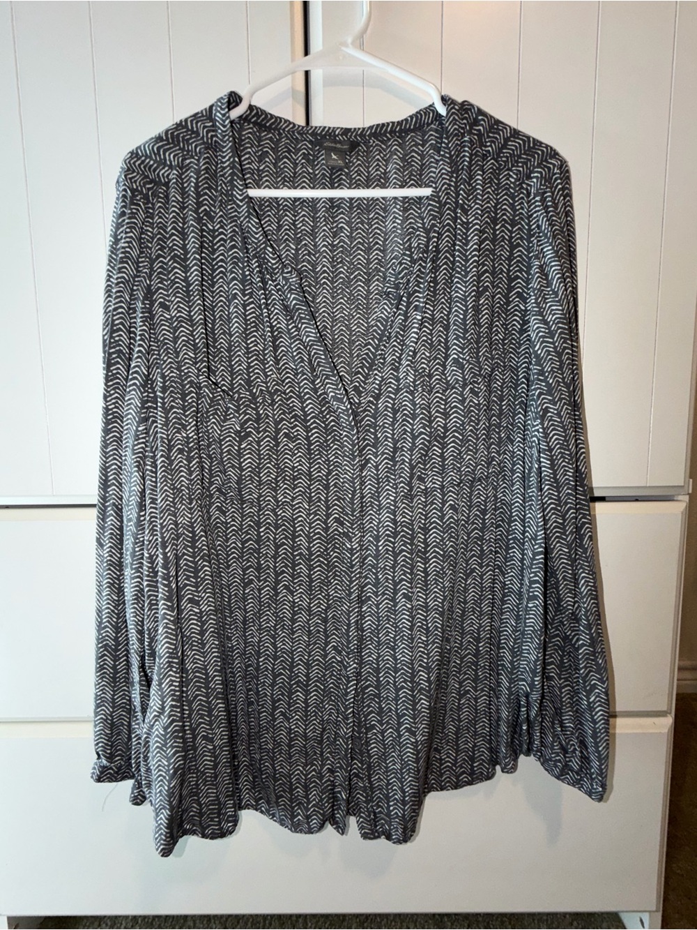Eddie Bauer Black & White Chevron V-Neck  Lightweight Blouse